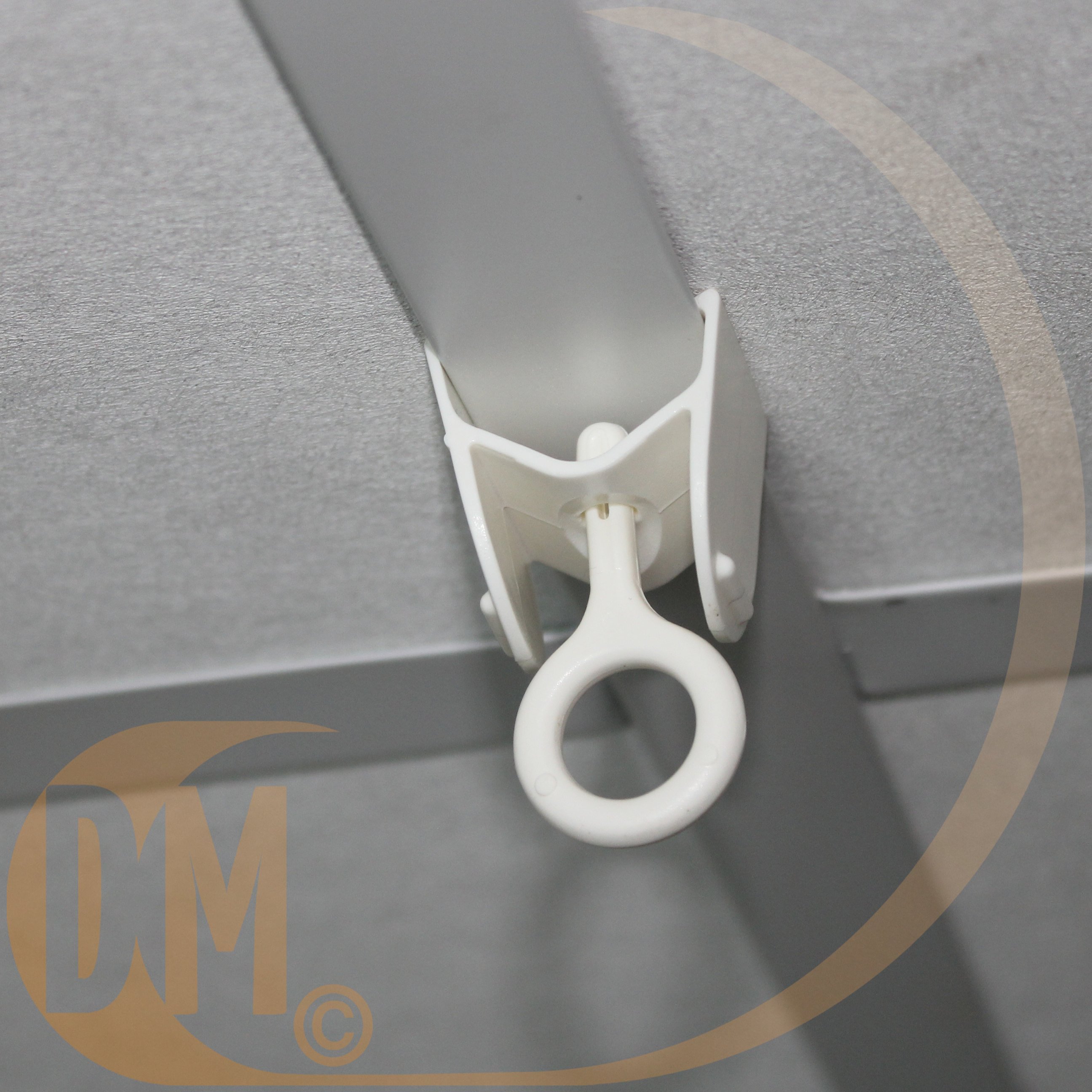 Clip plastique pour faux plafond