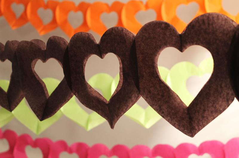 Guirlande de coeurs �vid� en papier