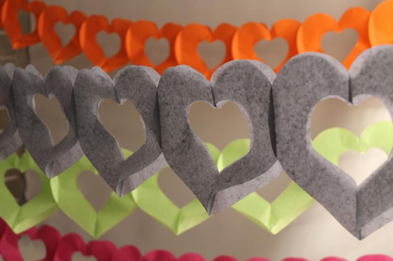 Guirlande de coeurs �vid� en papier