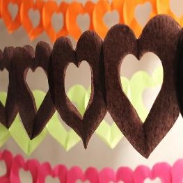 Guirlande de coeurs �vid� en papier